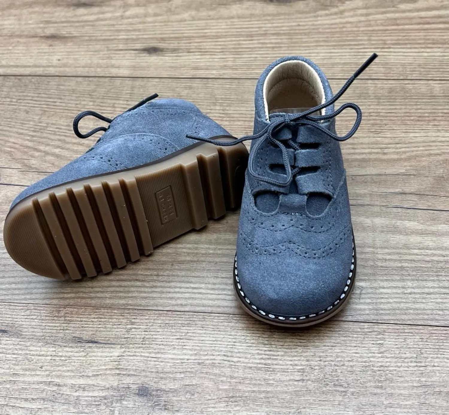 English suede boot in various colors. Unisex